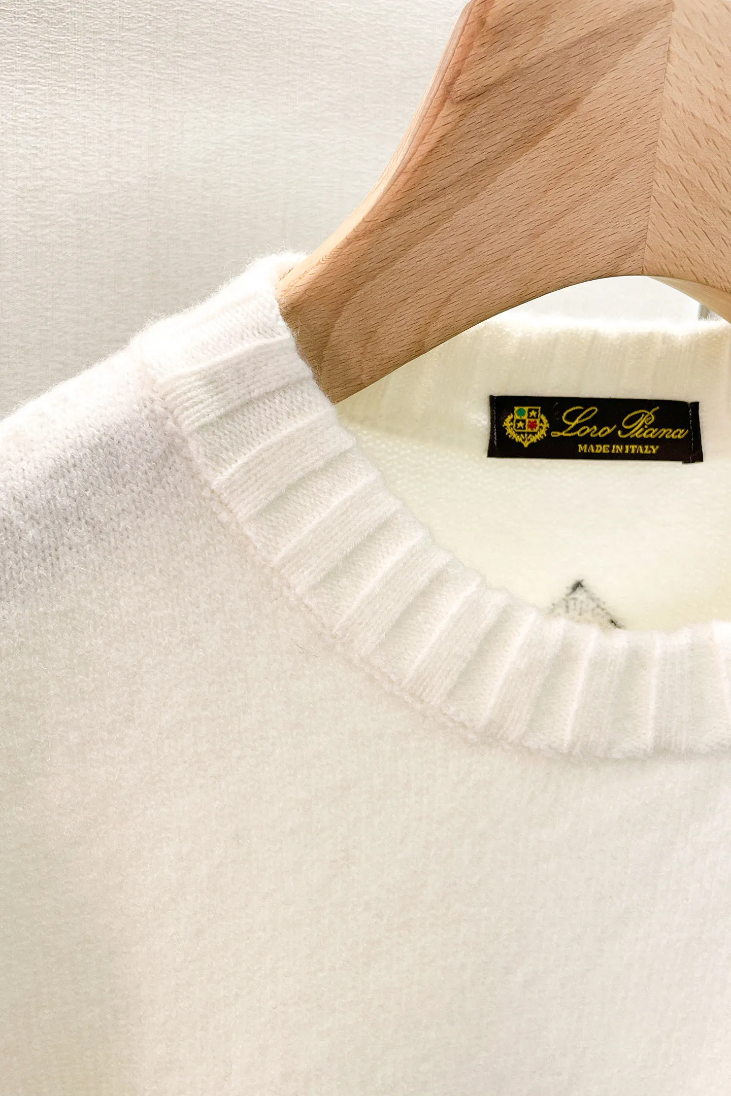 LP's new autumn and winter low-key luxury sweater, a trendy gentleman's round neck Premium sweater. Wool yarn blending. Only double-layer yarn can produce such a premium effect. It is a channel product of a trading company. It is a winter star-level item. It is easy to wear and practical. It is an all-purpose basic Versatile style. The texture is excellent. It is skin-friendly and comfortable without scratching. It is a high-end fashion base layer that is extremely comfortable whether worn alone or layered. It has an excellent texture for close-fitting wear. Demonstrate high-end and invincible fashion! Slim-fitting but not tight, with high elasticity on all sides, it is definitely a very comfortable upper body experience. It is a must-have item for winter wear! The wiring is neat and delicate, the details are exquisite, and the upper body effect is excellent. There is no age limit, and it is the best product on the Internet! Size: S M L